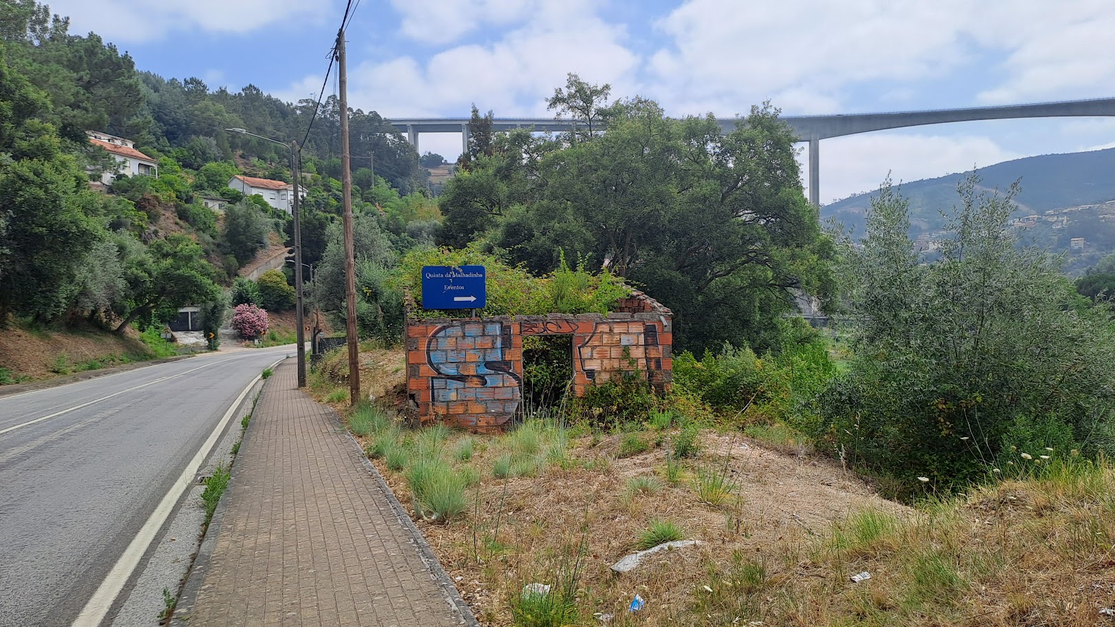 Terrain avec projet approuvé pour la construction d'une maison à Ceira sur Estrada da Beira Km 6,950